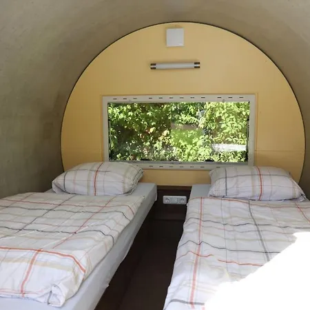 Rohrenhotel Jugendzentrum Lüks kamp alanı