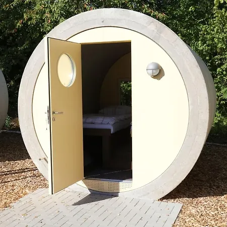 Rohrenhotel Jugendzentrum Lüks kamp alanı *